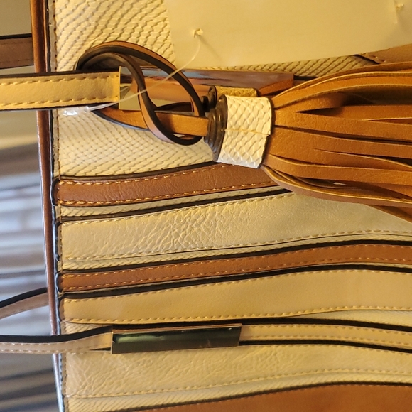 NEW Tote - Picture 2 of 13